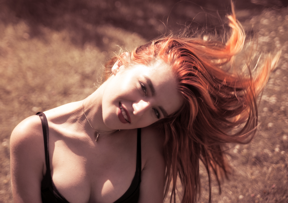 Jeune femme joyeuse en plein air